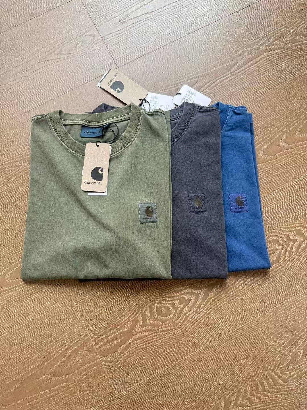 Carhartt 洗水字母tee