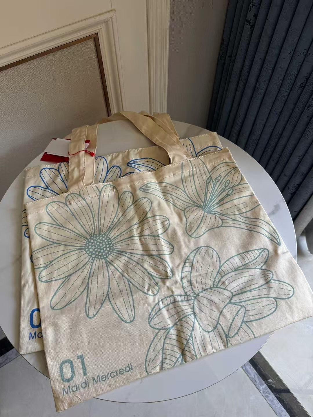 Mardi mercredi tote bag