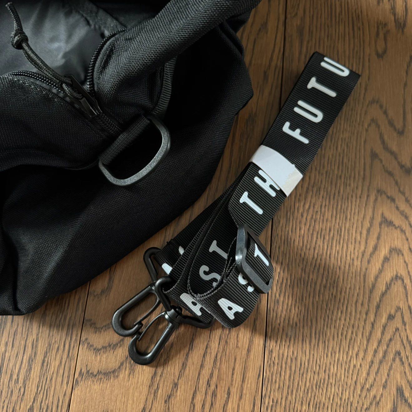 Human made手挽斜咩袋