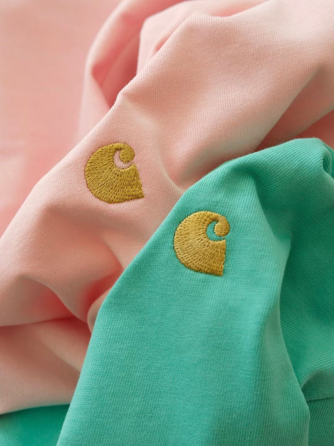 Carhartt 金色刺繡logo tee