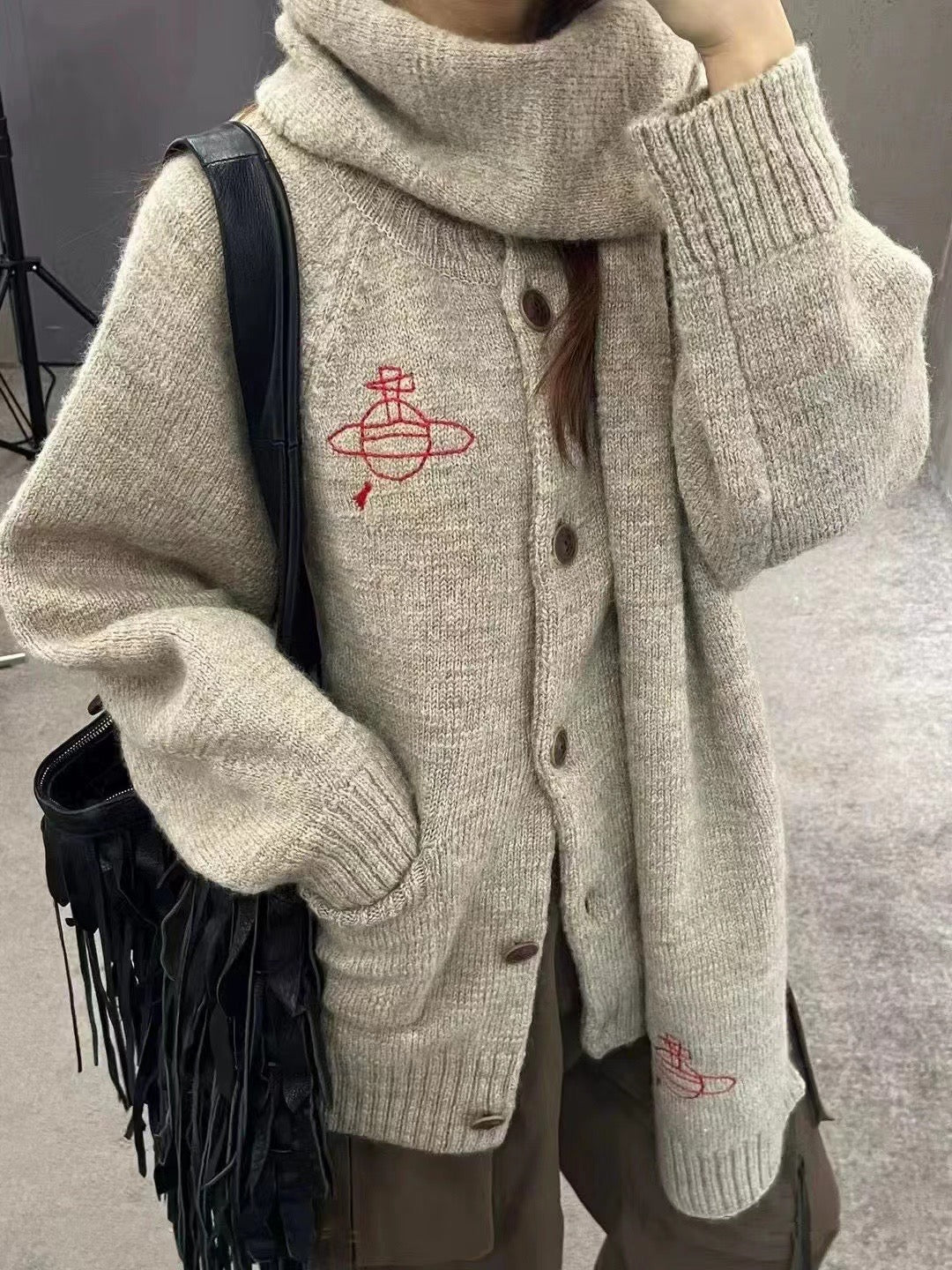Vivienne Westwood cardigan 連頸巾