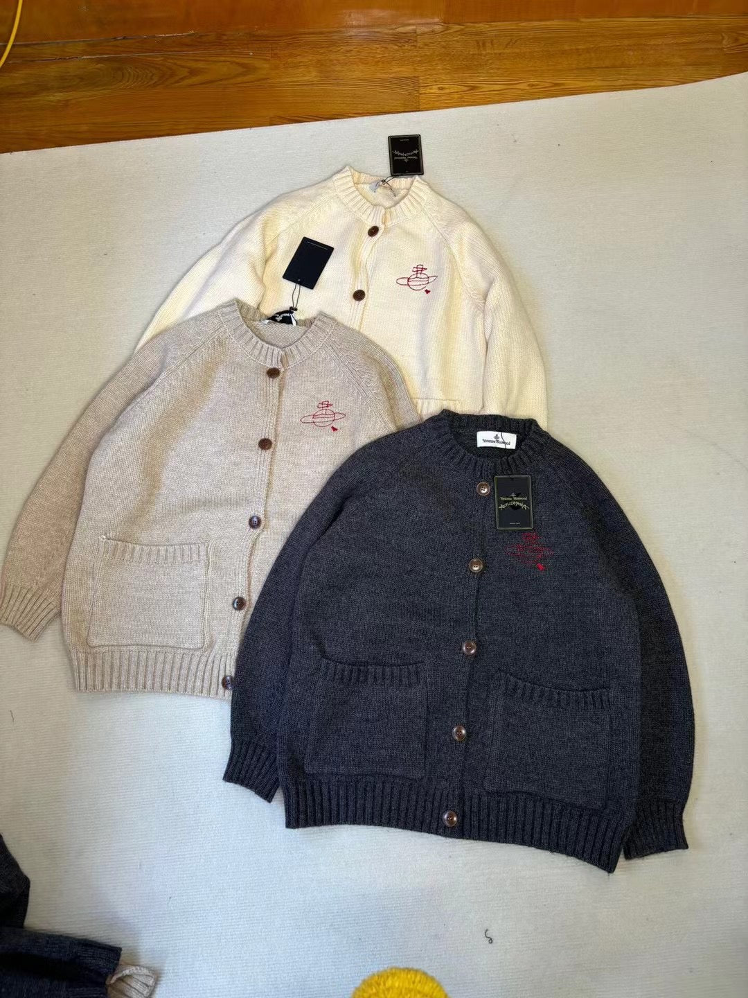 Vivienne Westwood cardigan 連頸巾