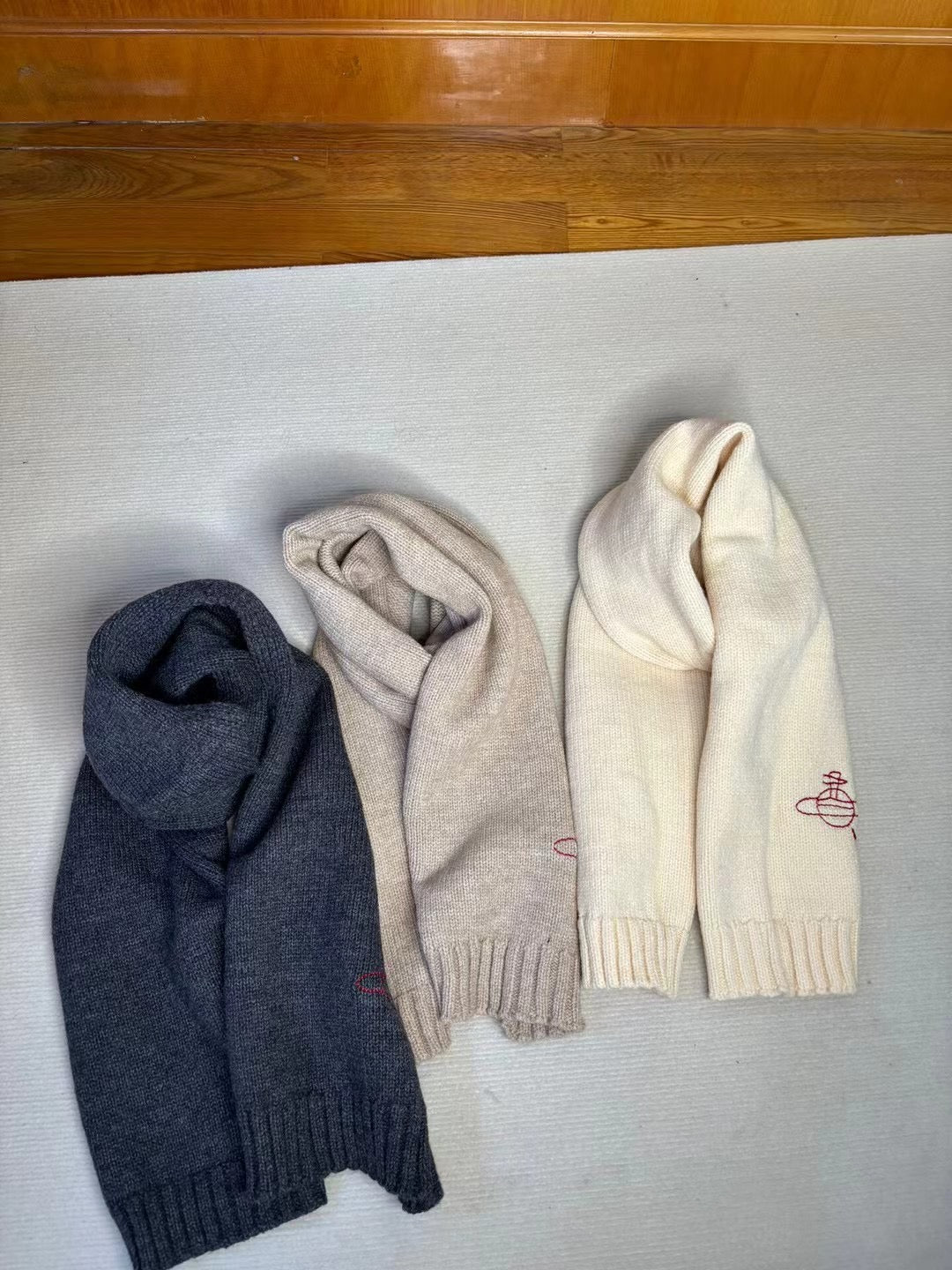 Vivienne Westwood cardigan 連頸巾