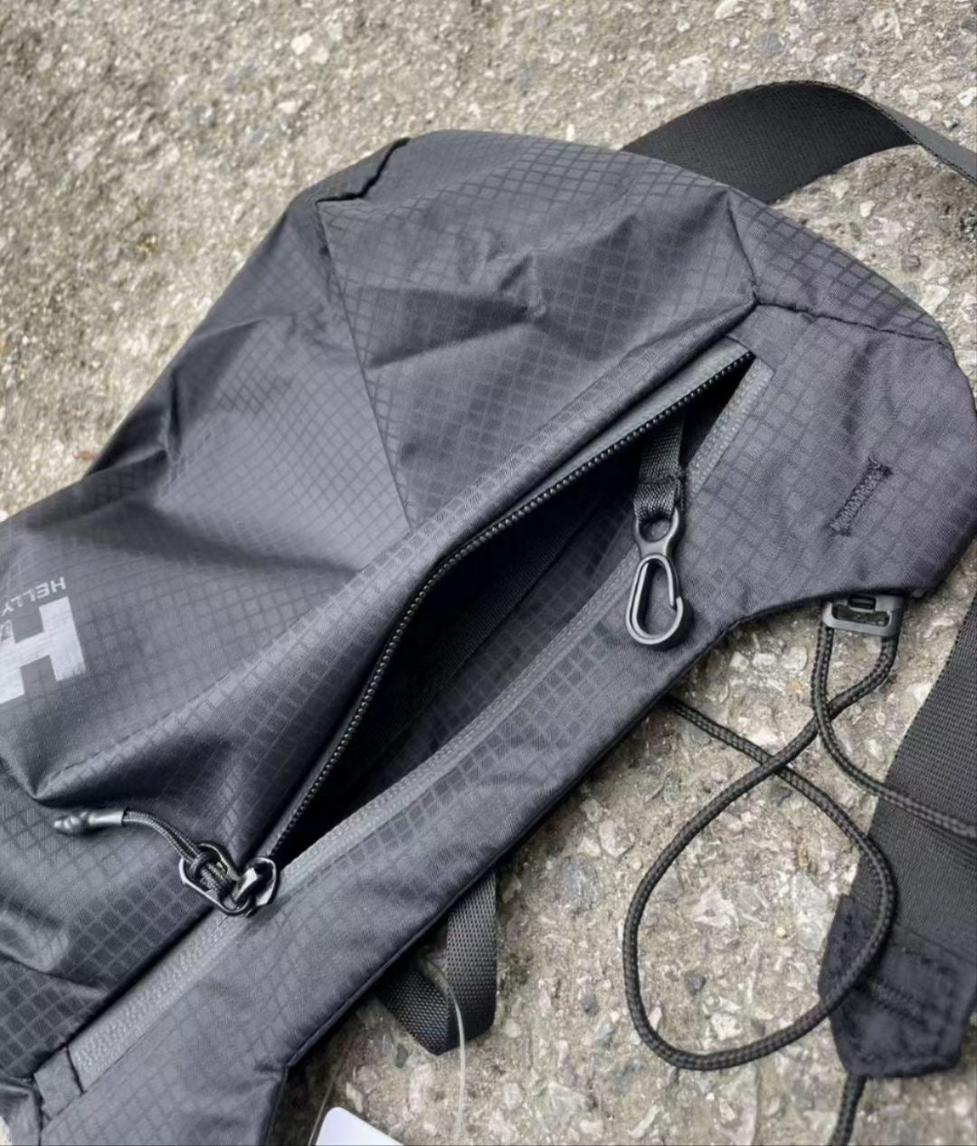 日單Helly Hansen 斜咩袋