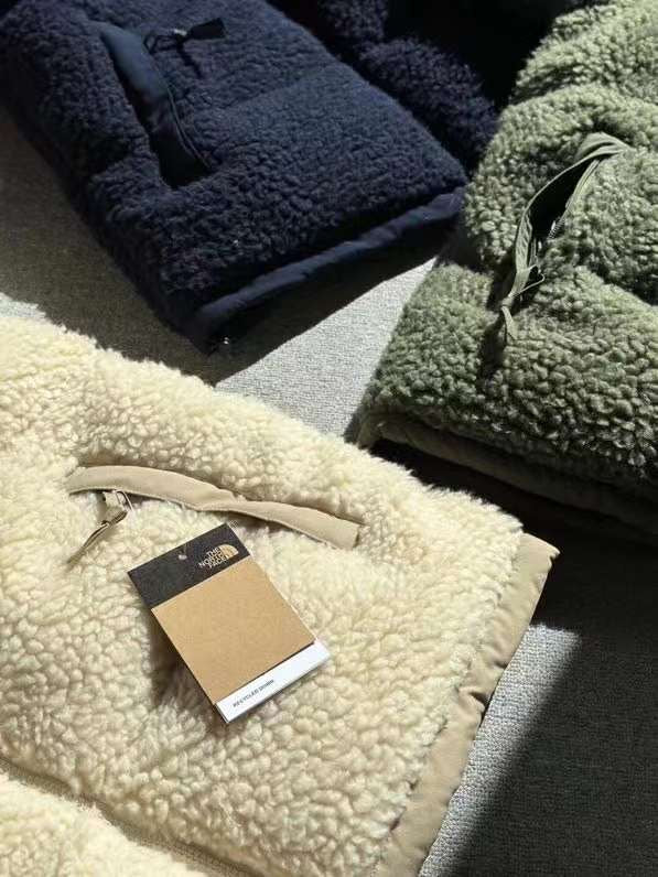 TNF 羊羔外套