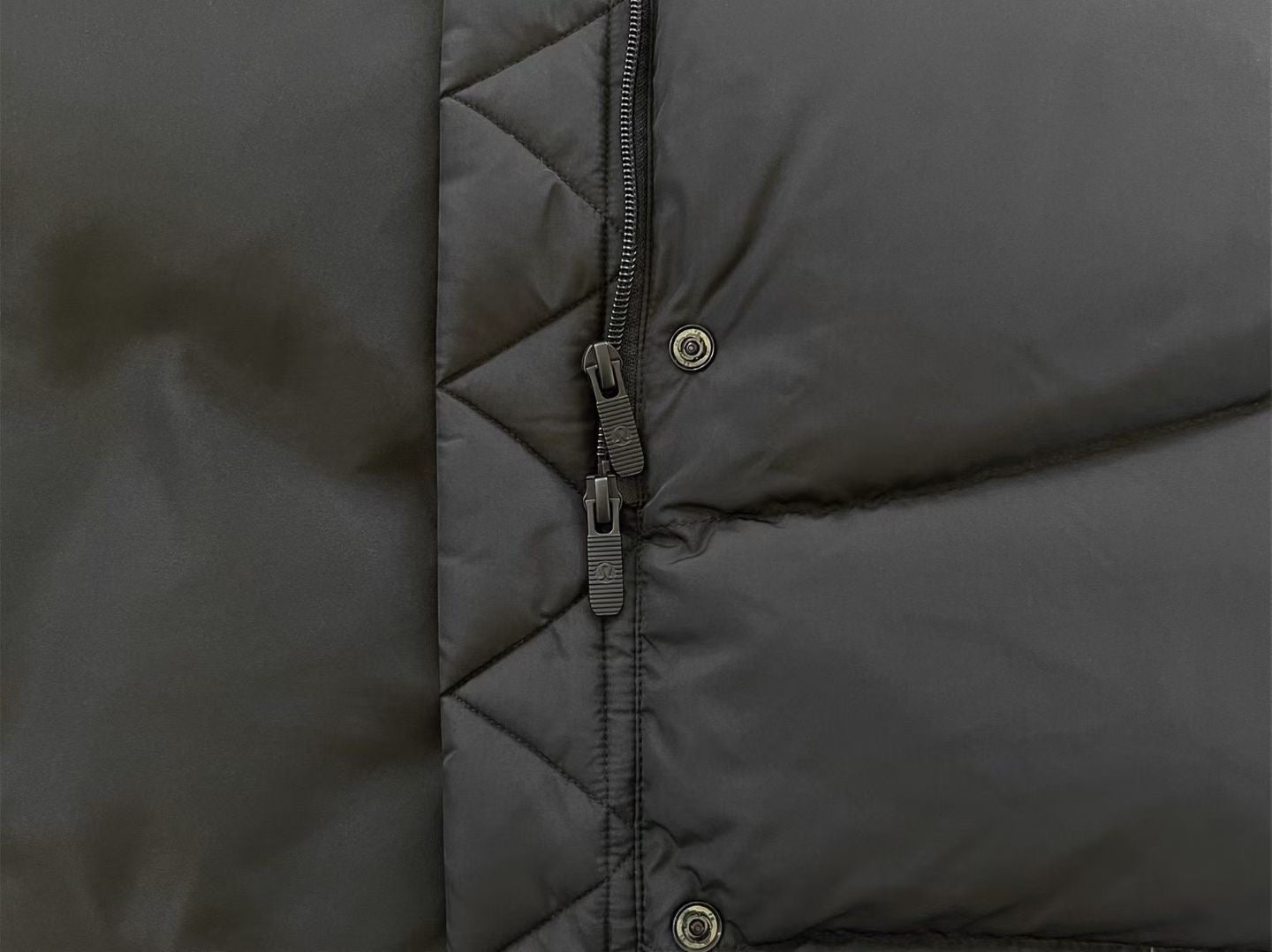 Lululemon 中長羽絨