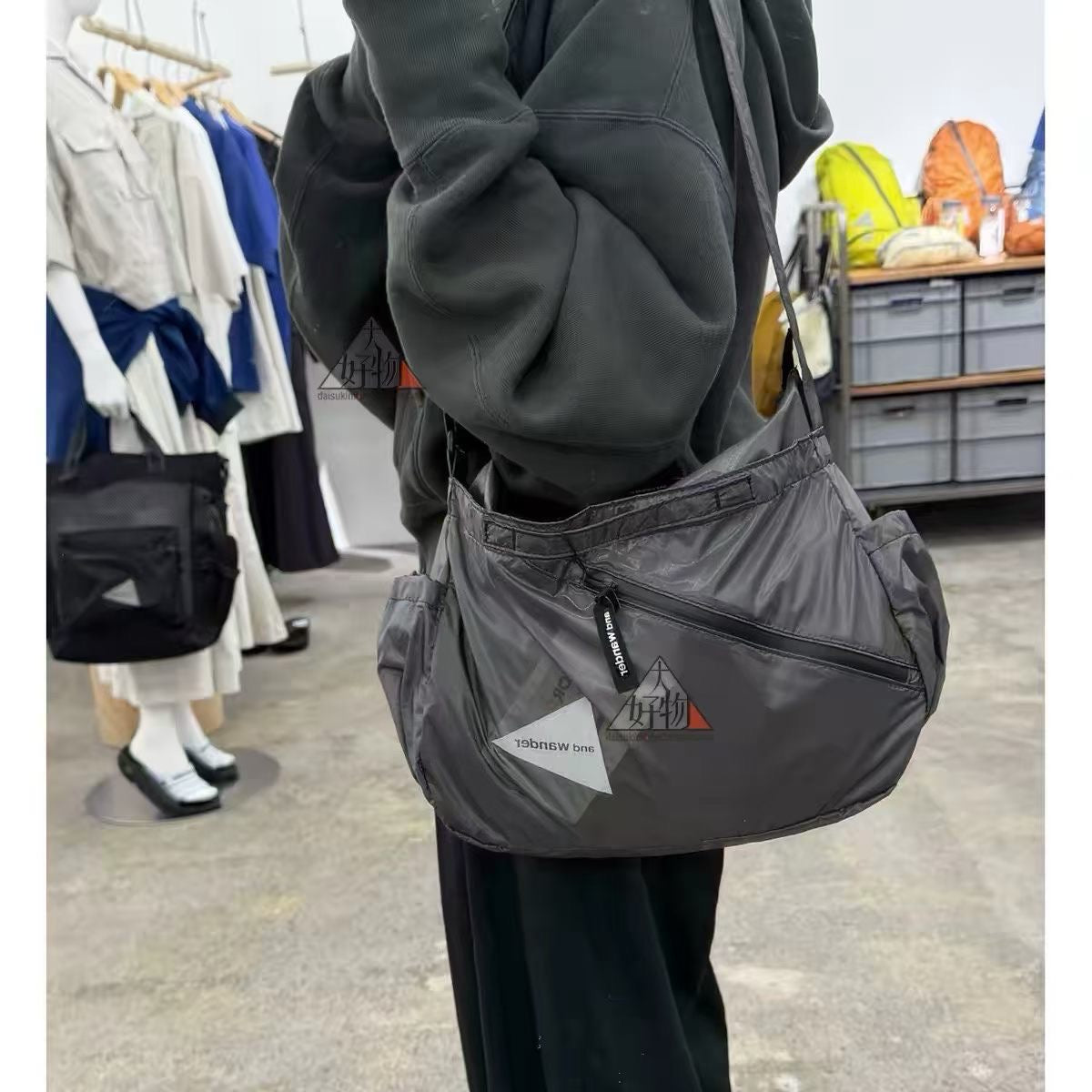 And wander 防潑水尼龍斜咩袋