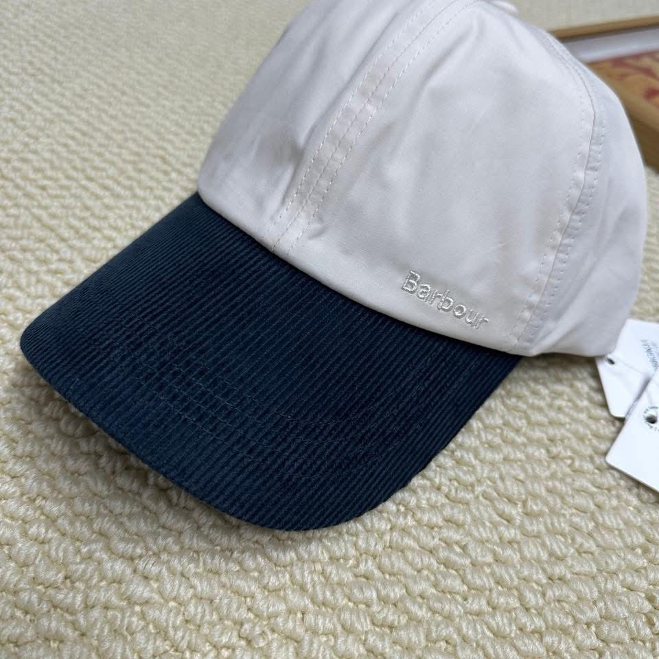 Barbour撞色帽