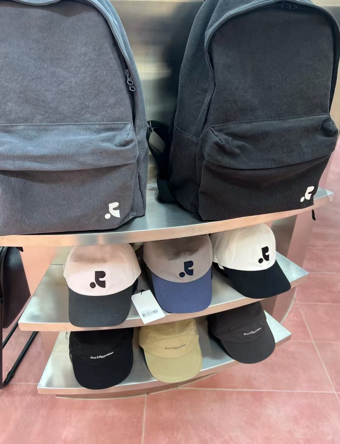 Rest &amp; recreation 撞色帽