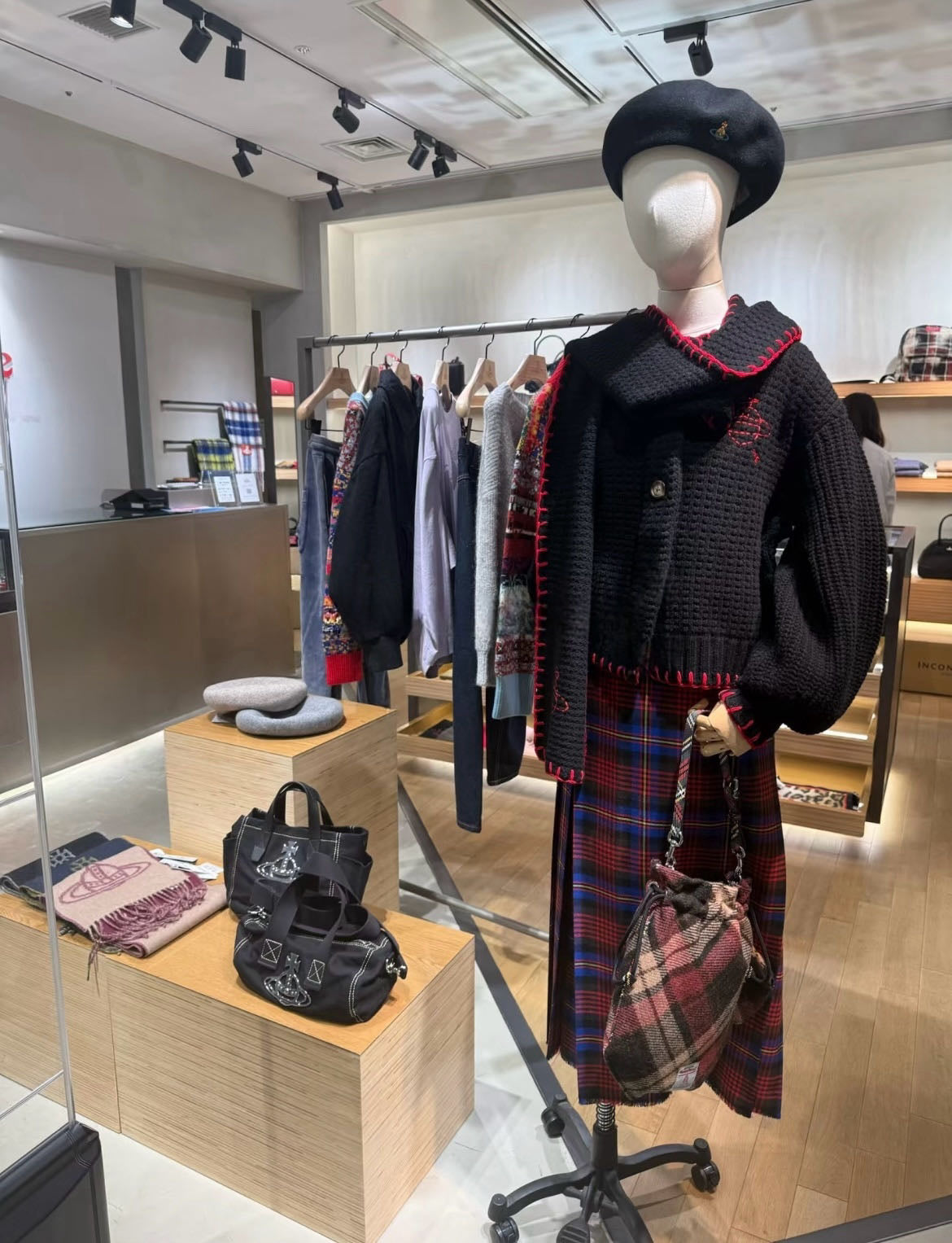 Vivienne Westwood sweater 連頸巾