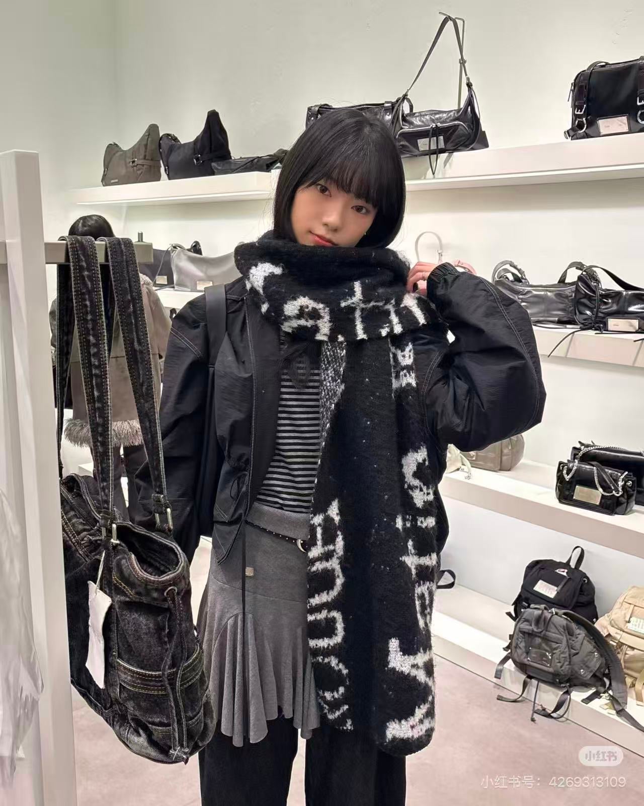 Matin Kim logo頸巾