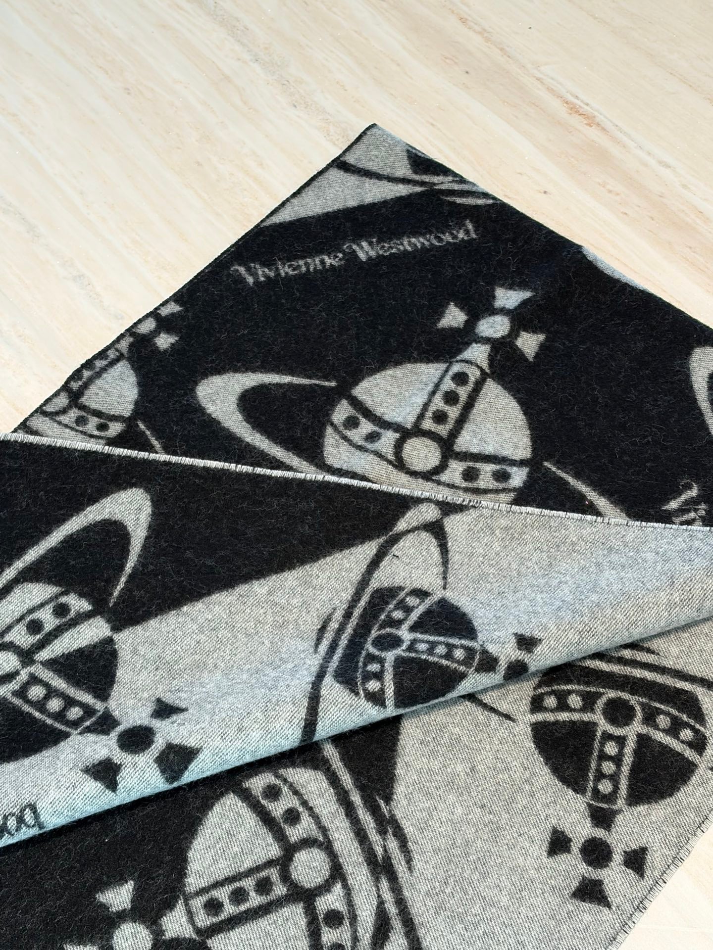 Vivienne Westwood 提花logo頸巾