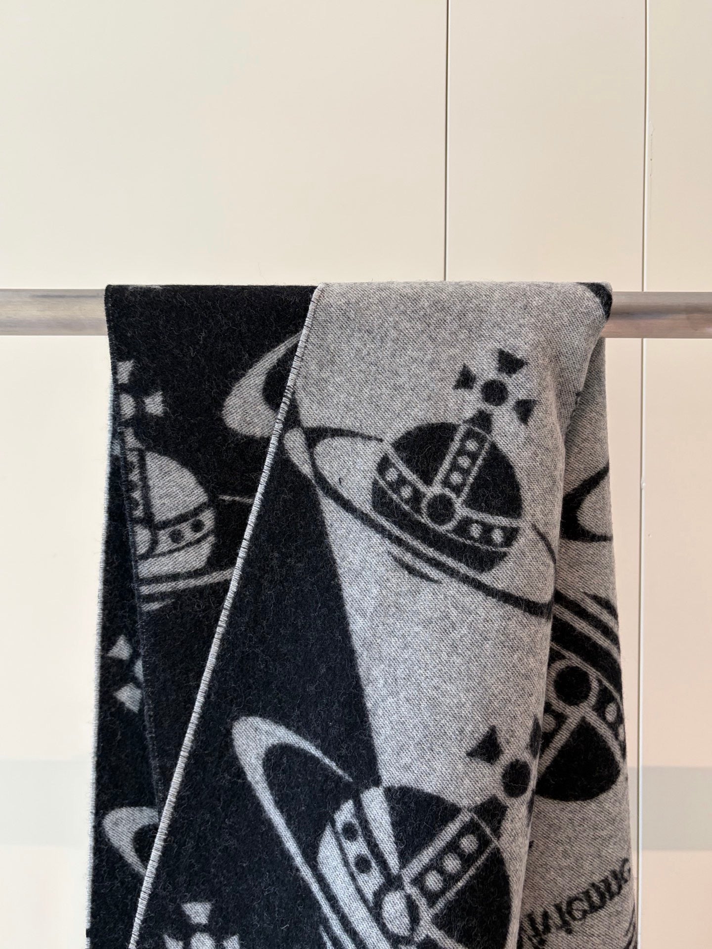 Vivienne Westwood 提花logo頸巾