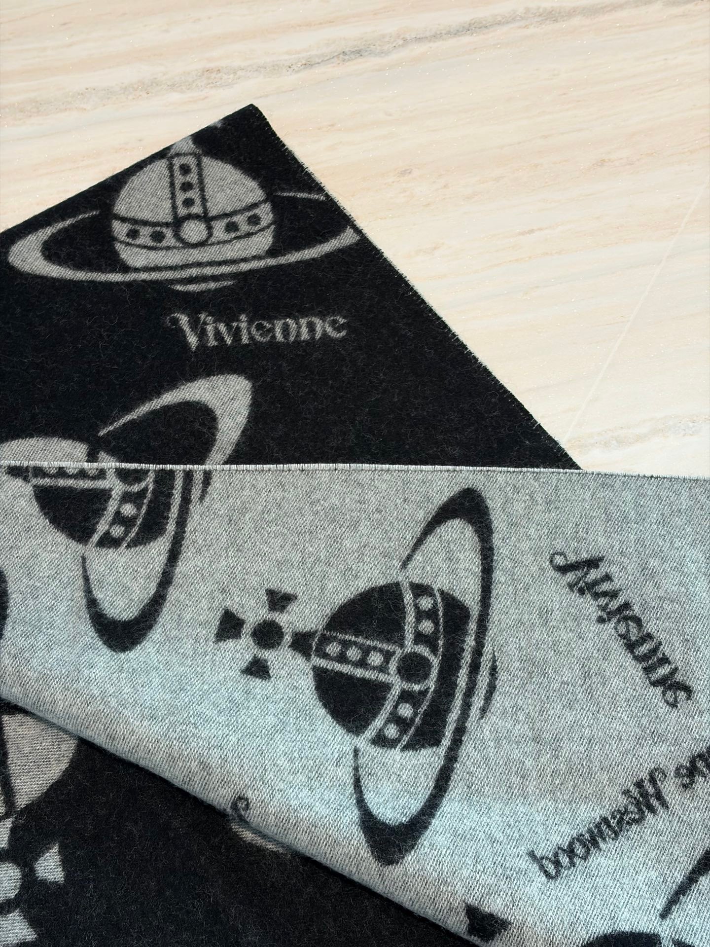 Vivienne Westwood 提花logo頸巾